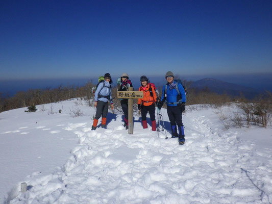 野坂岳山頂で記念写真