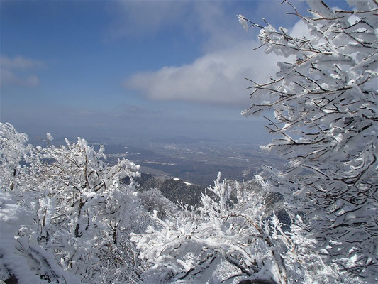24下山途中湖東平野が見下ろせます