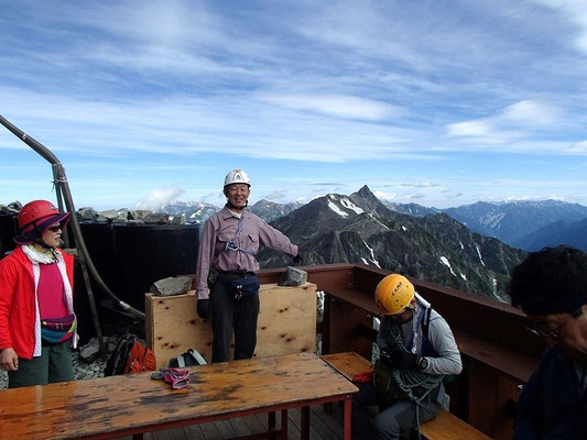 山頂近くにある北穂高山荘