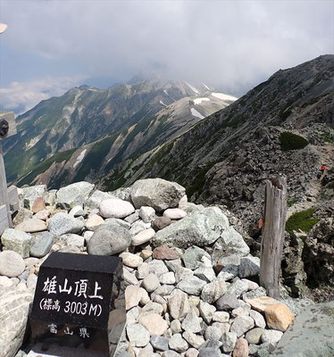 立山雄山(3,003ｍ)山頂、神社前から縦走路を写す