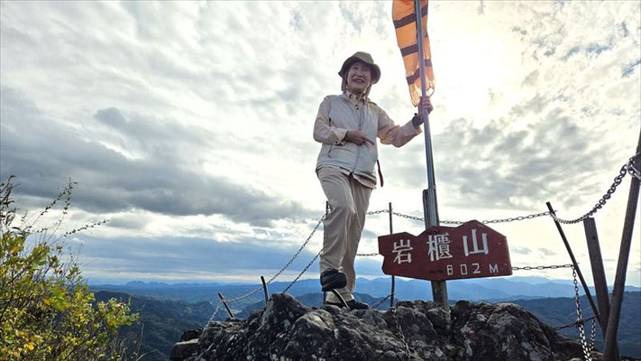10/21 　岩櫃山山頂(802ｍ)にて。後ろは断崖で１～２人しか立てません。 