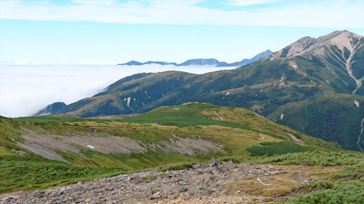 北ノ俣岳(2661.2m)山頂から薬師の奥に剱岳