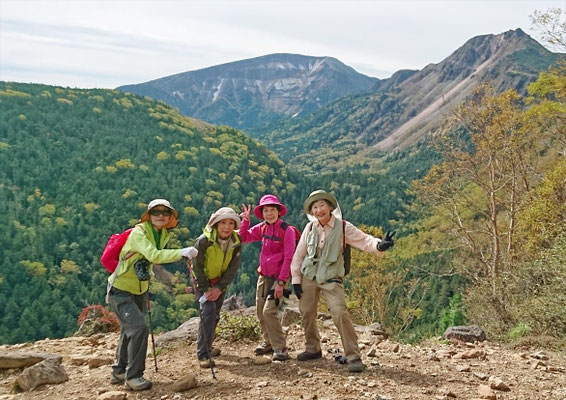 真ん中、硫黄岳。右、天狗岳をバックに