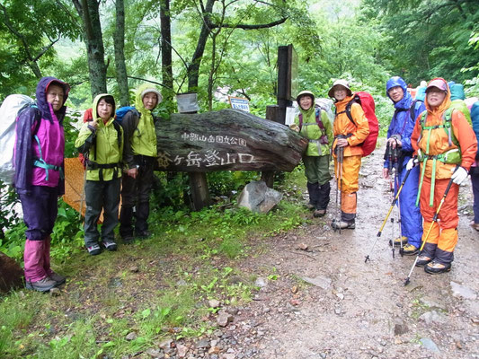 扇沢から少し戻り柏原新道登山口にて、カッパ装束。