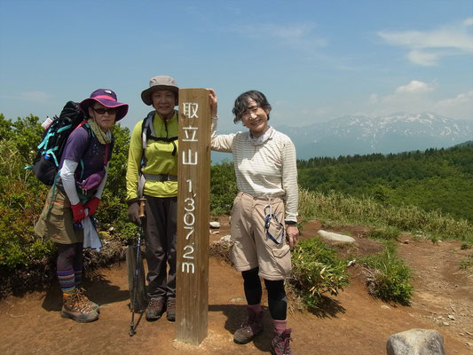 白山をバックに取立山(1,307.2ｍ)山頂にて