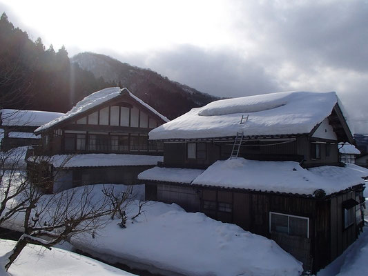 家屋の屋根には多くの雪が残っていました