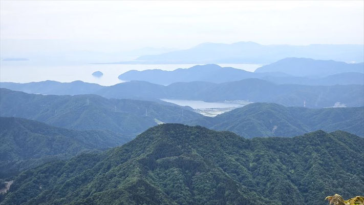 横山岳西峰近くから余呉湖