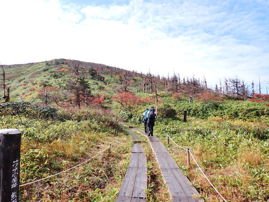 さあ、ゴンドラを下りて蔵王山最高峰、熊野岳へ