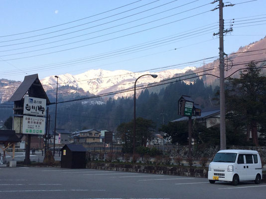 早朝、道の駅「白川郷」から望む野谷荘司山