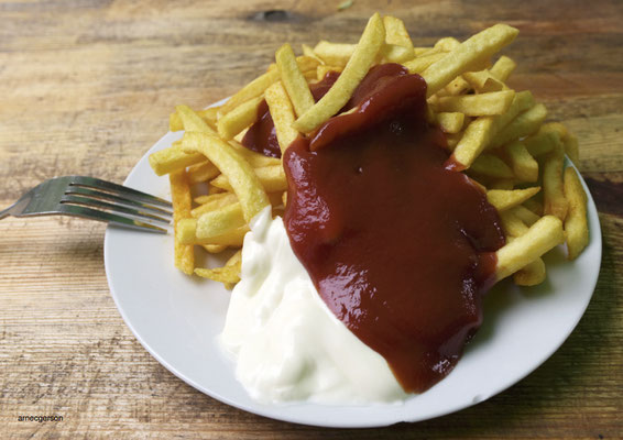 Pommes Schranke p483m1460844 Arne Gerson  plainpicture.com  