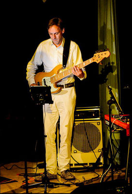 Bassist Werner Laher im Rathauskeller Pöchlarn | Foto: Franz Staufer