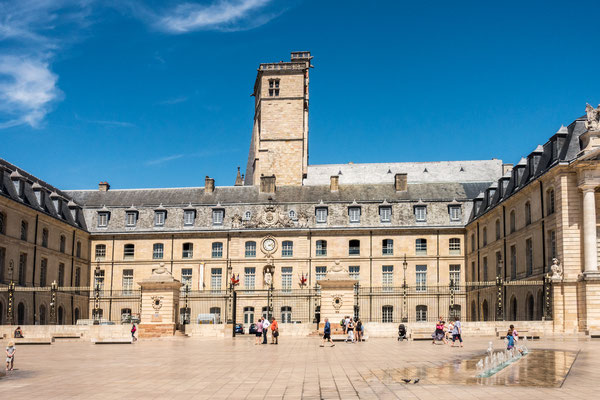 Le palais des Ducs et des Etats de Bourgogne (actuellement : l'Hôtel de Ville, le Musée des Beaux-Arts, les Archives municipales et l'Office de tourisme).