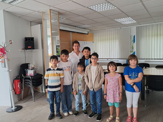 Gruppenfoto zeigt Frau Hartig und sieben Kinder