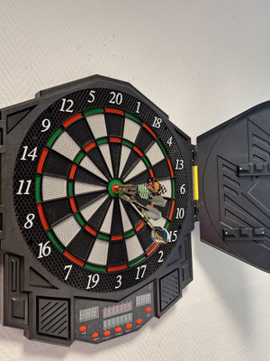 Viel Pfeile stecken in der Mitte einer Dartscheibe.