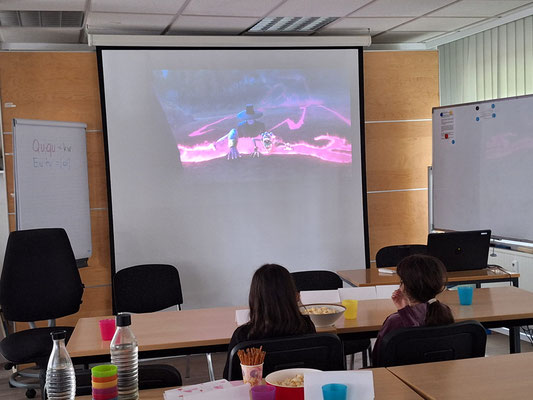 Kinder schauen einen Film.