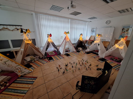 Dekorierte Tipis und Spielfiguren sind im BZ aufgebaut