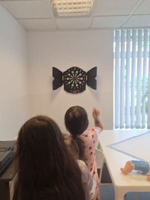 Zwei Mädchen spielen Dart.