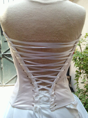 Corset en soie sauvage brodé et jupon de tulle avec crinoline