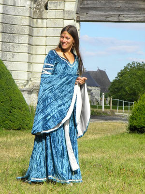 Robe médiévale en velours frappé bleu