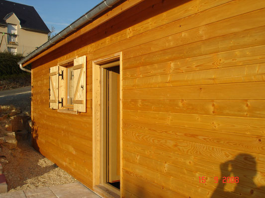 Traitement à l'huile des façades d'une maison en bois dans la région de Rodez