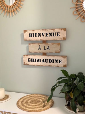 Panneau de bienvenue dans une entrée, dans l'esprit bois flotté, dans une décoration de style scandinave