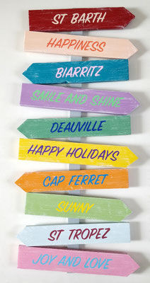 Panneau indicateur fléché en bois coloré, personnalisé avec des destinations de rêve multicolores