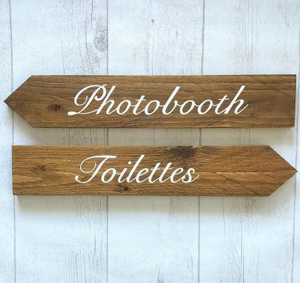 Pancartes directionnelles bois foncé, écriture élégante blanche pour guider les invités d'un évènement ou d'une réception vers le photobooth et les toilettes