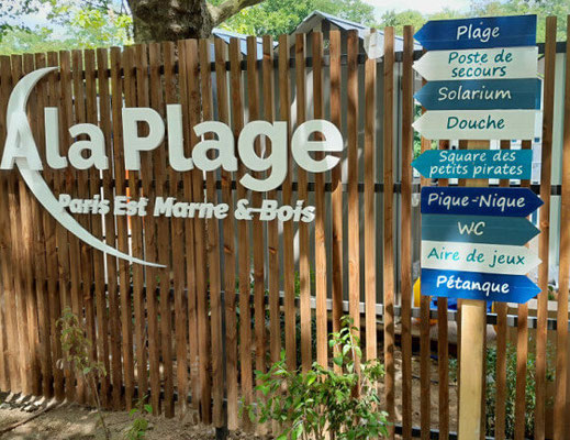 Panneau directionnel extérieur composé de flèches dans des tons bleus, personnalisé pour accueillir et guider les visiteurs de Paris Plage 