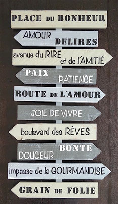 Panneau fléché gris et ivoire avec des textes personnalisables peints à la main comme "route de l'amour", "place du bonheur" ou "boulevard des reves"