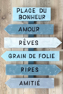 Panneau directionnel décoratif en bois peint en bleu, personnalisé pour un cadeau de mariage ou de Saint Valentin