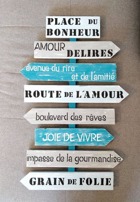 Panneau directionnel turquoise et gris personnalisé sur le thème du bonheur et de l'amour, fléches disposées à l'horizontale