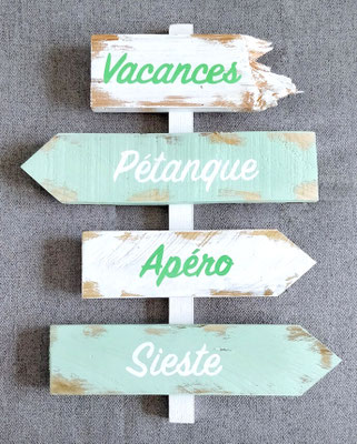 Panneau indicateur en bois, personnalisé de mots sur les flèches "Vacances", "Pétanque", Apéro" et "Sieste" en blanc et vert