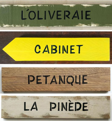 collage de flèche et pancartes décoratives en bois, personnalisées pour signaler des espaces extérieurs comme "la Pinède", "l'Oliveraie" ou "Pétanque"