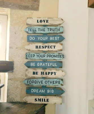 Panneau de direction bleu foncé et clair posé sur une marche d'escalier, texte "be happy", "smile" ou "love" personnalisable en noir et blanc