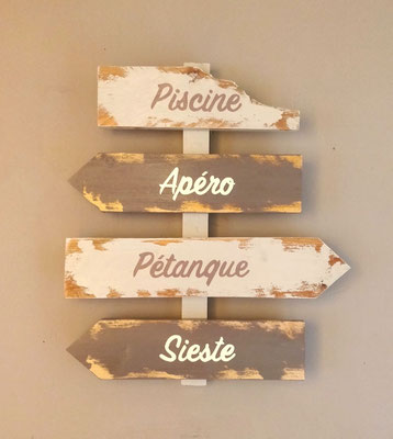 Panneau fléché taupe et blanc personnalisé avec des mots comme "Sieste", "Pétanque ou "Piscine"