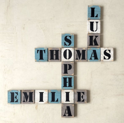 Lettres Scrabble en bois bleu, blanc et gris foncé personnalisées avec des prenoms pour cadeau de naissance