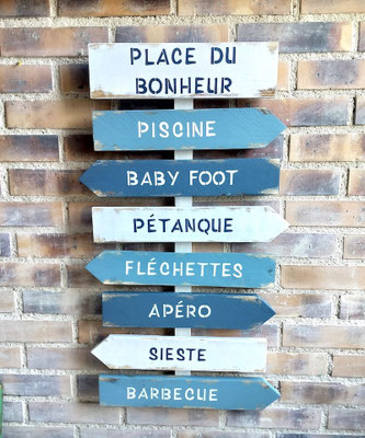  Décoration extérieure, panneau fléché en bois vieilli dans un style bord de mer indiquant les espaces du jardin, piscine, barbecue