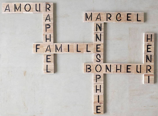 Lettres en bois brut pour Scrabble, personnalisé de prénoms et de mots inspirants comme "famille, "bonheur ou "amour"