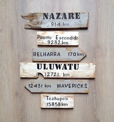 Panneau inspiration bois flotté personnalisé en blanc et gris vieillis avec destinations comme Nazaré ou Uluwatu