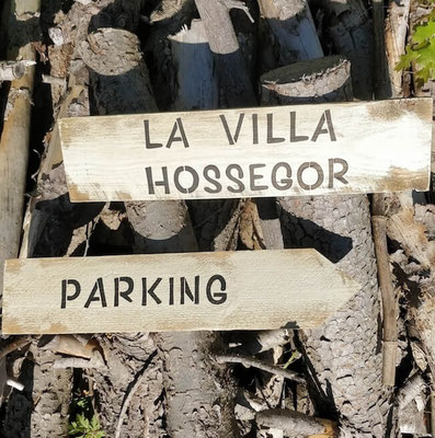 Flèche et pancarte personnalisées dans des tons naturels, pour guider les hôtes d'un gîte vers la parking et la maison