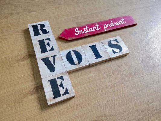 Scrabble en bois décoratif blanc, message peint à la main en noir, flèche peinte en fushia