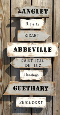 Panneau inspiré du bois flotté, personnalisé avec une peinture d'aspect vieilli et des villes comme "Biarritz", "Anglet" ou "Hendaye"