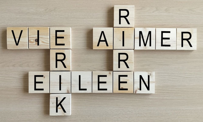Scrabble mural en bois brut, lettres personnalisables avec mots ou prénoms de la famille peints en noir