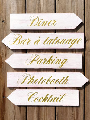 Flèches blanches patinées rose, texte doré, "Diner", "Photobooth", "Parking", "Cocktail", personnalisé pour l'accueil d'un baptême