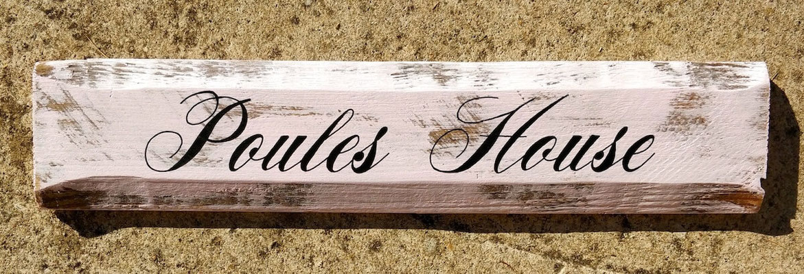 Pancarte personnalisée en rose pâle avec en inscription noire "Poules House"