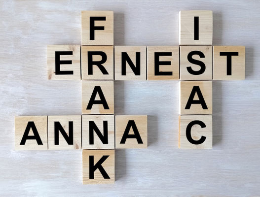 Scrabble bois décoratif avec prénoms pour un cadeau de naissance personnalisé.
