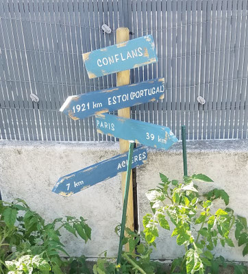 Panneau directionnel bleu pour extérieur, personnalisé avec noms de ville en blanc