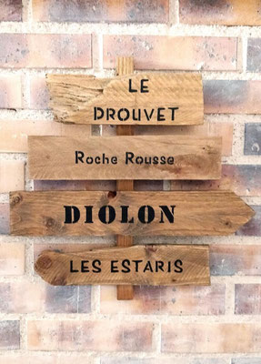 Panneau directionnel bois naturel, texte personnalisé peint en noir avec des lieux-dits