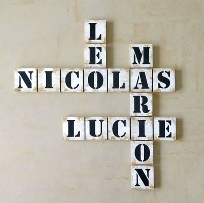 Lettres décoratives Scrabble peintes en blanc vieilli, prénoms écrits à la main en noir