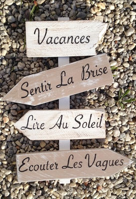 Panneau décoratif fléché blanc et bois avec mantras peints d'une écriture élégante à la main 